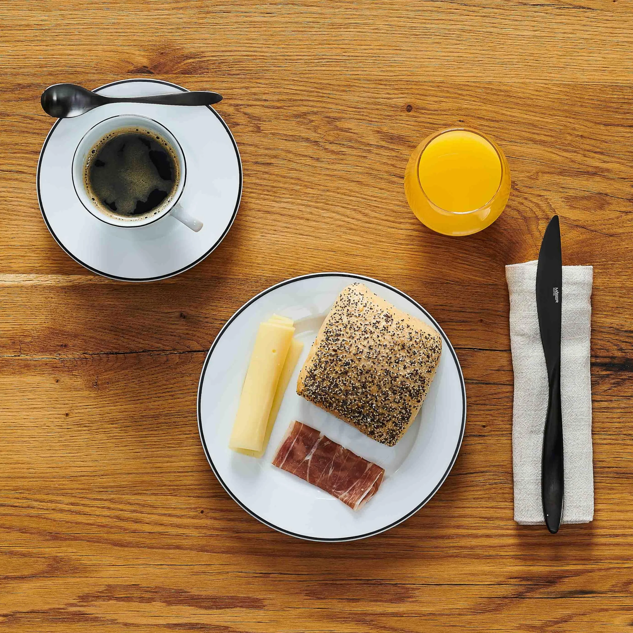 Mäser, Serie Nola, Kaffeeservice 6 Personen modern, Weiß mit Schwarzem Rand, 18-teiliges Geschirr Set mit Kaffeetassen, Untertassen & Dessertteller - Rundes Kaffeegeschirr, Kaffeeset, Weiß