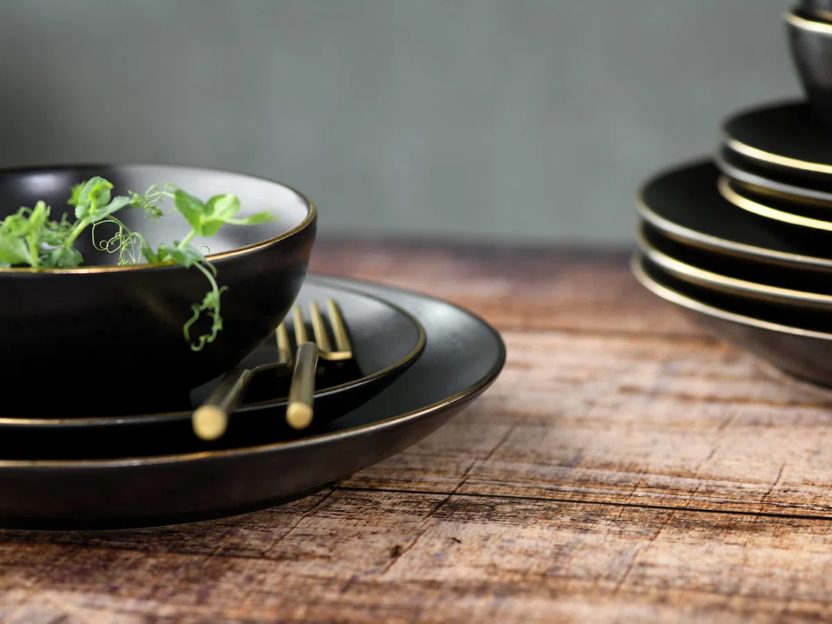 CreaTable, 22707, Serie Industrial Gold BLACK, 12-teiliges Geschirrset für 4 Personen, Teller Set aus Steinzeug, spülmaschinen- und mikrowellengeeignet, Qualitätsproduktion