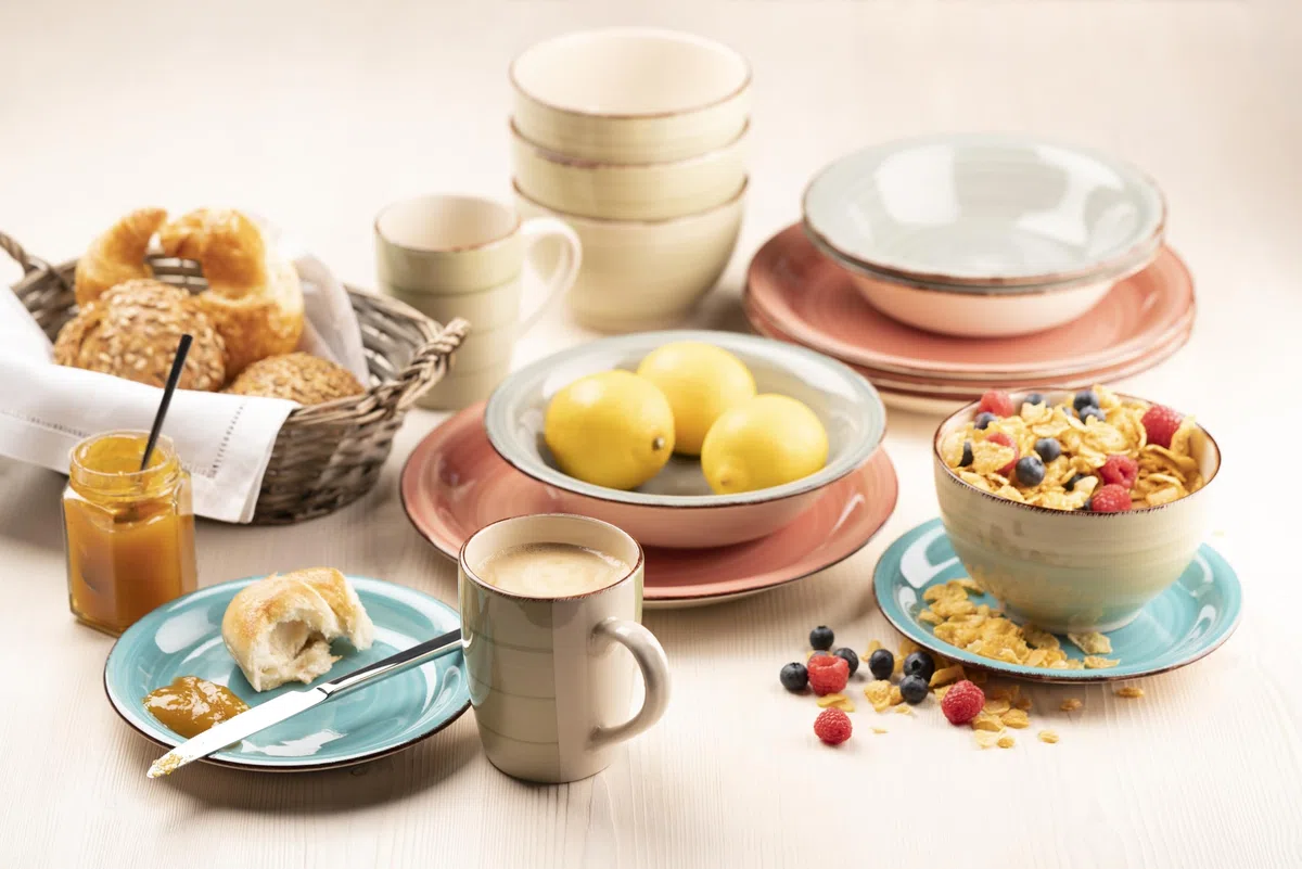 MÄSER 931499 Bel Tempo II 16-teiliges Vintage Geschirr-Set für 4 Personen, handbemaltes Keramik Kombiservice, bunt, Steingut, Rauchblau/Türkis/Grün/Rosa