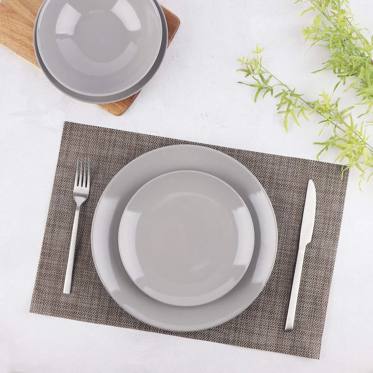 Amazon Basics Geschirrservice aus Steingut 18-teilig rauchiges Grau Service für 6 Personen