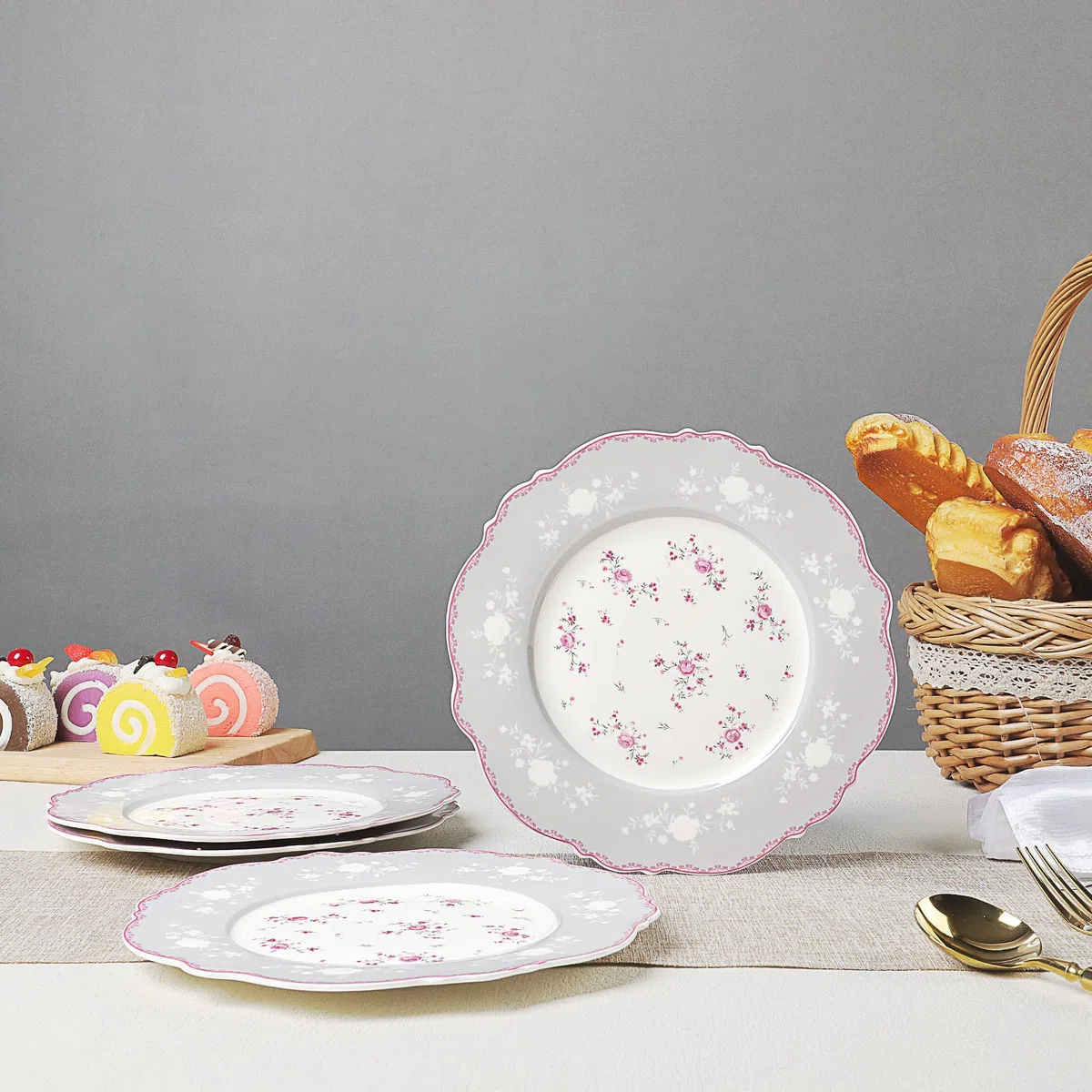 fanquare 4 Stück Dessertteller aus Porzellan Set Ø 208 mm Frühstücksteller mit Goldrand, Rosa Blumen Tafelservice für Weihnachten Geschenk und Haushalt