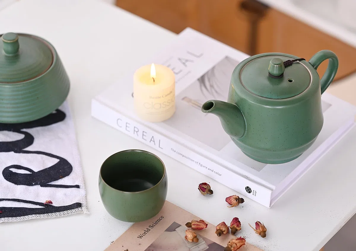 Keramik-Teekanne im ländlichen Stil mit Edelstahl-Teesieb, 473 ml, Porzellan-Teekanne mit blühenden und losen Blättern (grün)